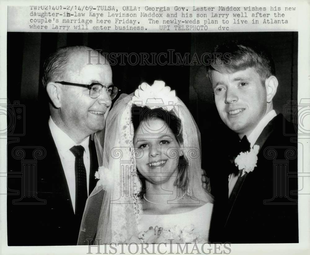 1969 Press Photo Gov. Lester Maddox gives best wishes to son &amp; daughter-in-law- Historic Images