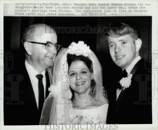1969 Press Photo Gov. Lester Maddox gives best wishes to son & daughter-in-law- Historic Images