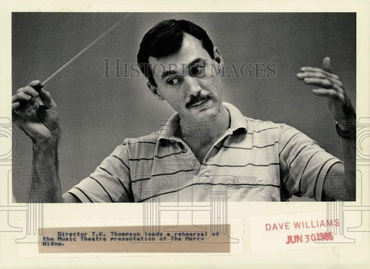 1986 Press Photo Director T. K. Thompson leads rehearsal of "The Merry Widow"- Historic Images