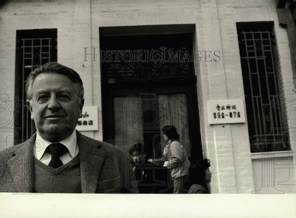 1981 Press Photo Maurilio Varalda stands in front of the building - lra06986- Historic Images