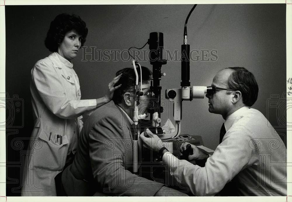 1982 Press Photo Dr. John Hunkeler performs eye surgery on Lawrence Lee- Historic Images