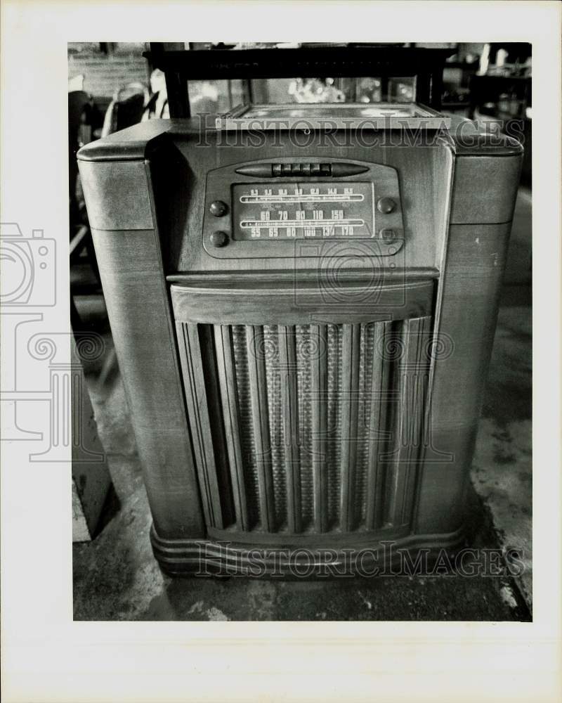 1982 Press Photo An old radio on display in Wingate, North Carolina - lra07235- Historic Images