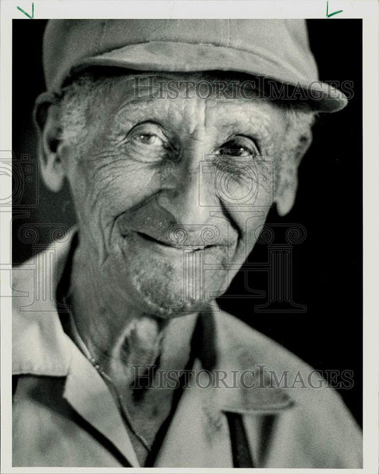 1989 Press Photo Luis Gonzales, worker at Pompeii Furniture Shop - lra07283- Historic Images