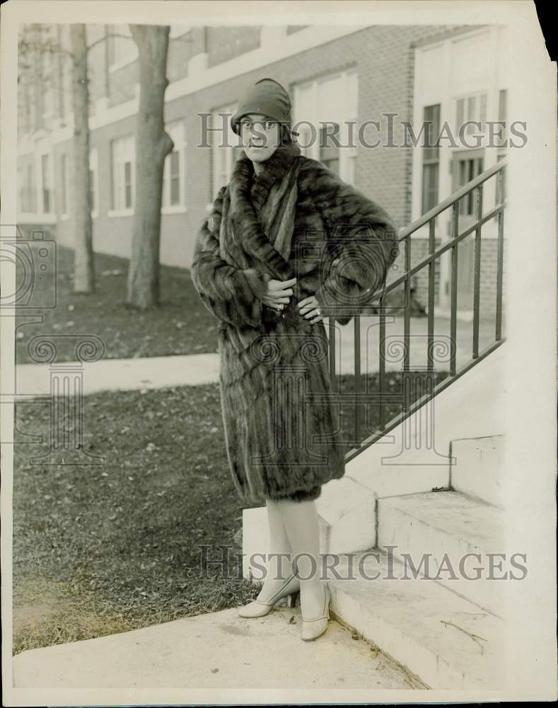 1927 Press Photo Mrs. George Kunhardt wears mink coat at fashion show, Greenwich- Historic Images