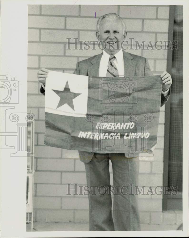 1984 Press Photo Esperanto Society president Stanley Drake holds Esperanto flag- Historic Images