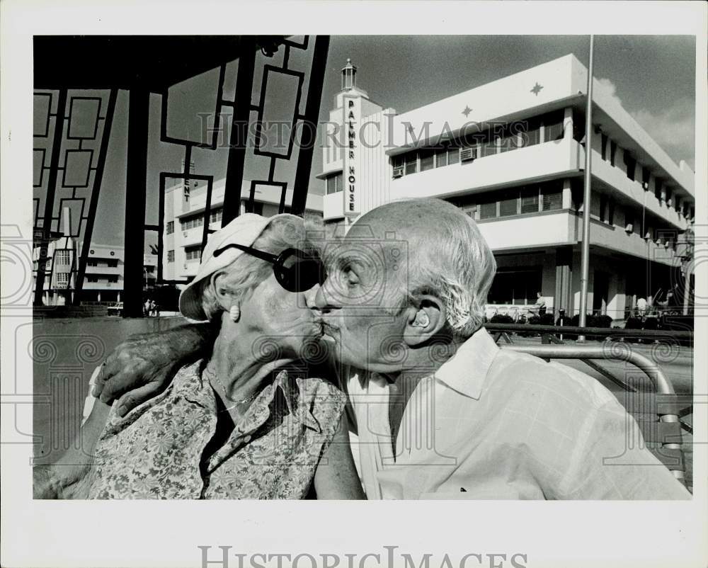 1986 Press Photo Betty Schneyderman kisses her husband Max at the Primrose Hotel- Historic Images