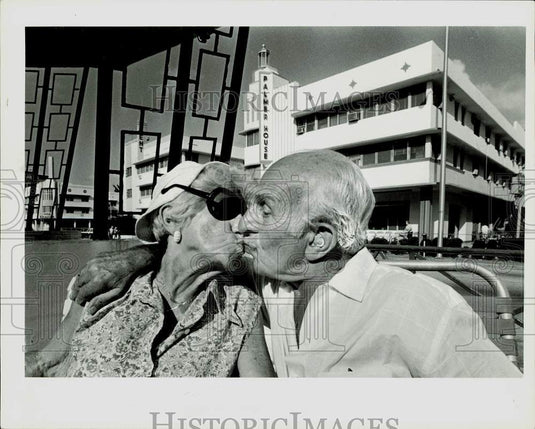 1986 Press Photo Betty Schneyderman kisses her husband Max at the Primrose Hotel- Historic Images