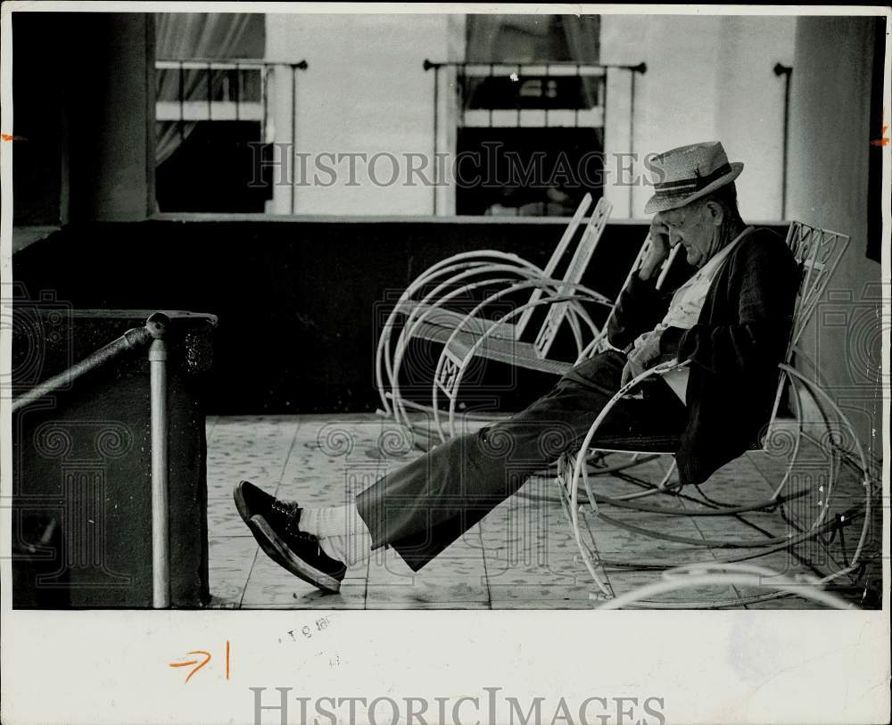 1980 Press Photo John Johnson taking a nap on front porch of the Park Hotel, FL- Historic Images