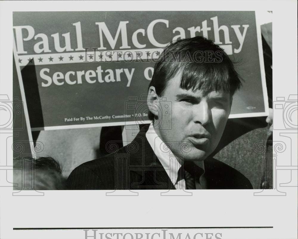 1990 Press Photo Paul McCarthy speaks at press conference on State House steps- Historic Images