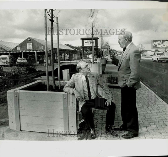 1984 Press Photo Chuck Langlois and Egon Molbak at Molbak's Nursery, Woodinville- Historic Images