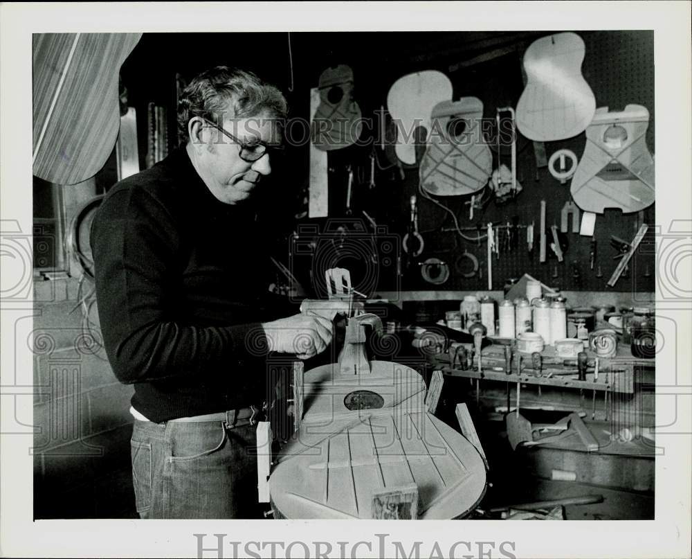 1981 Press Photo Ray Ledford working on the neck of a guitar at his shop- Historic Images