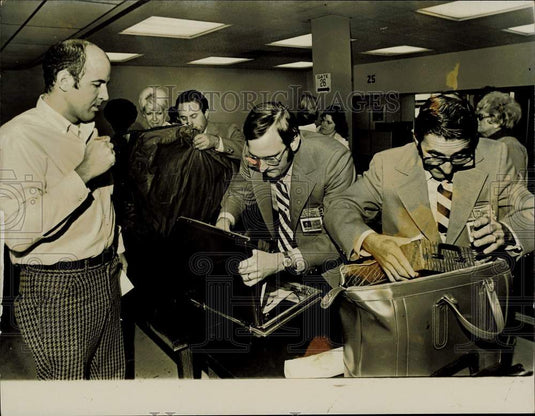 1974 Press Photo Guards checking luggage at the Miami International Airport- Historic Images