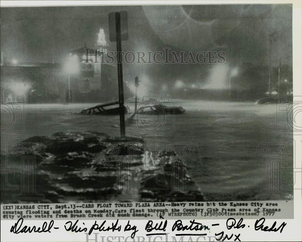 1977 Press Photo Cars float in floodwaters near Country Club Plaza, Kansas City- Historic Images