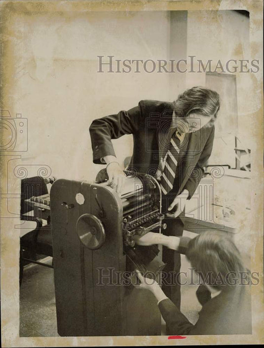1969 Press Photo Student editor Tom Wilkinson, inspects "Inquisiton" Duplicator- Historic Images