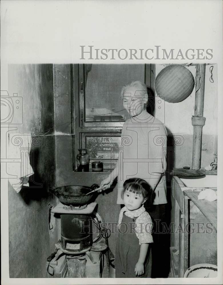 1958 Press Photo Chinese wife and daughter at their Shenyang apartment&#39;s kitchen- Historic Images