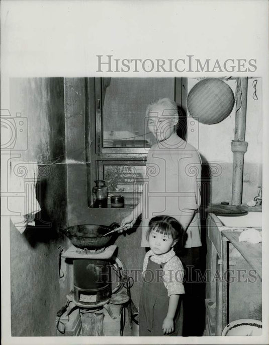 1958 Press Photo Chinese wife and daughter at their Shenyang apartment's kitchen- Historic Images