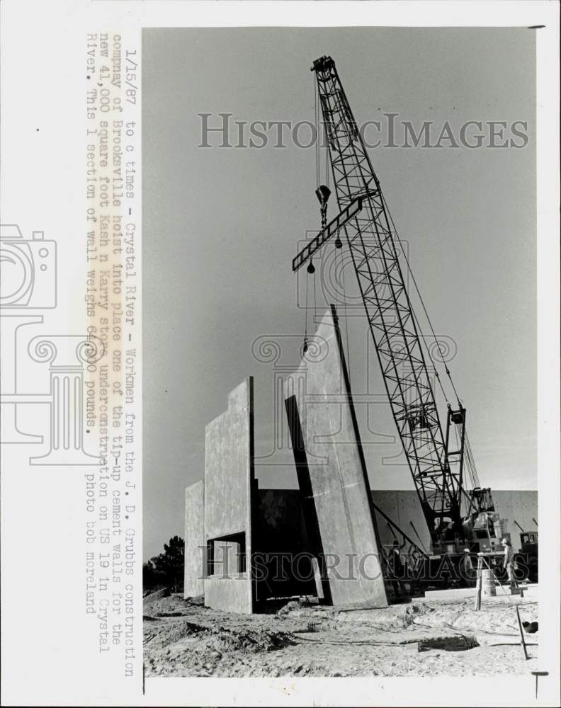 1987 Press Photo Cement walls being set by crane in Crystal River - lra11976- Historic Images