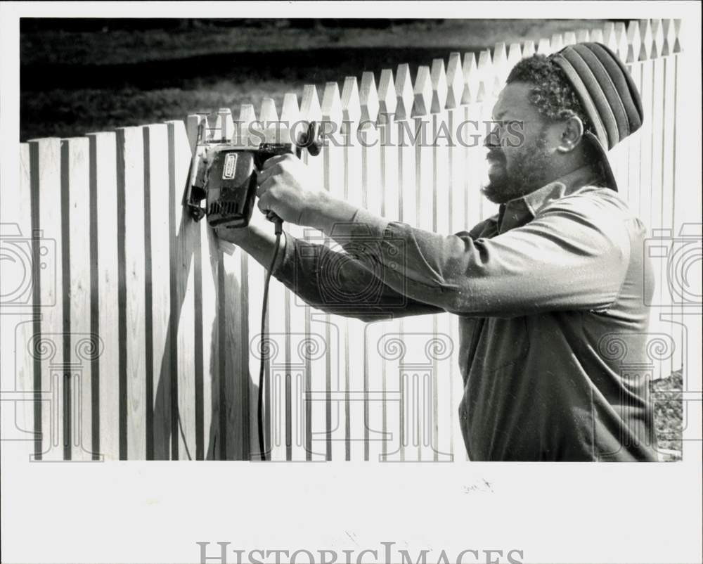 1983 Press Photo Ed McCleave working on fence at a Brattonsville County house- Historic Images