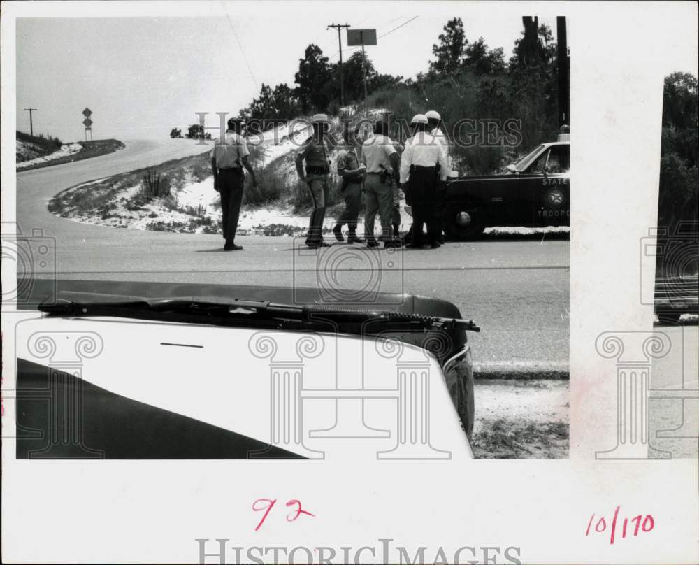 1970 Press Photo Trooper and sheriff&#39;s deputies checking cars on Keystone Road- Historic Images