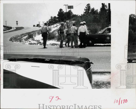 1970 Press Photo Trooper and sheriff's deputies checking cars on Keystone Road- Historic Images