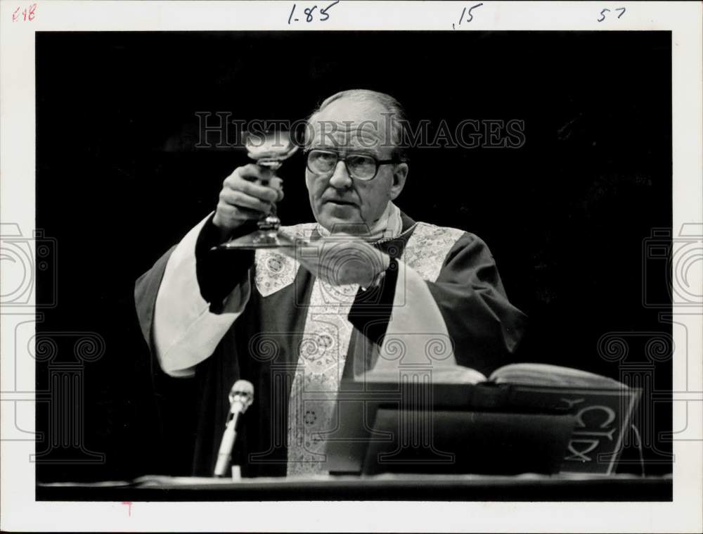 1986 Press Photo Harley Schmitt leads mass at Our Lady of Fatima Church, Denver- Historic Images