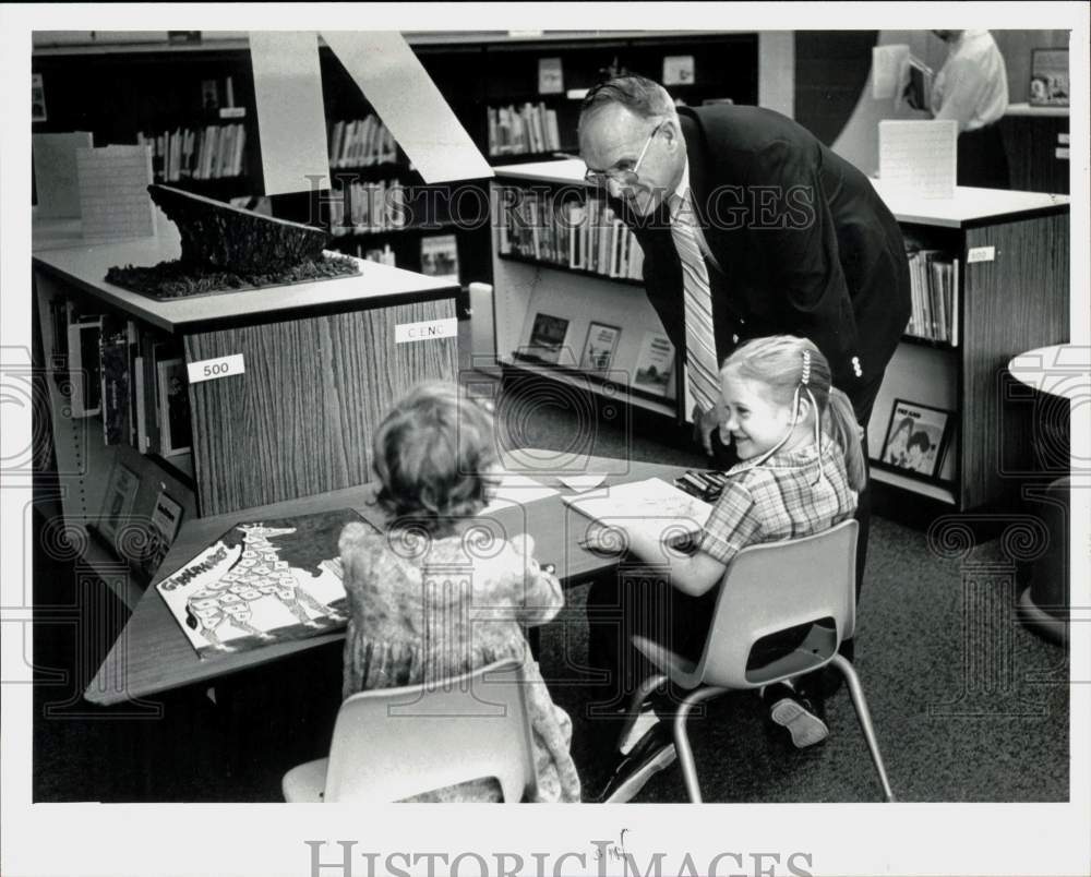 1982 Press Photo Carroll Merrell talks with students in the library - lra12460- Historic Images