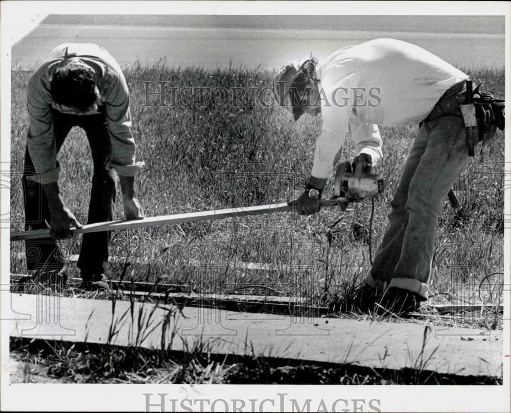 1978 Press Photo Paul Haynes and James White build a bandstand in Cramerton, NC- Historic Images