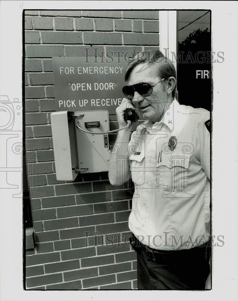 1989 Press Photo C.K. Benge of Statesville Fire Department checks emergency line- Historic Images