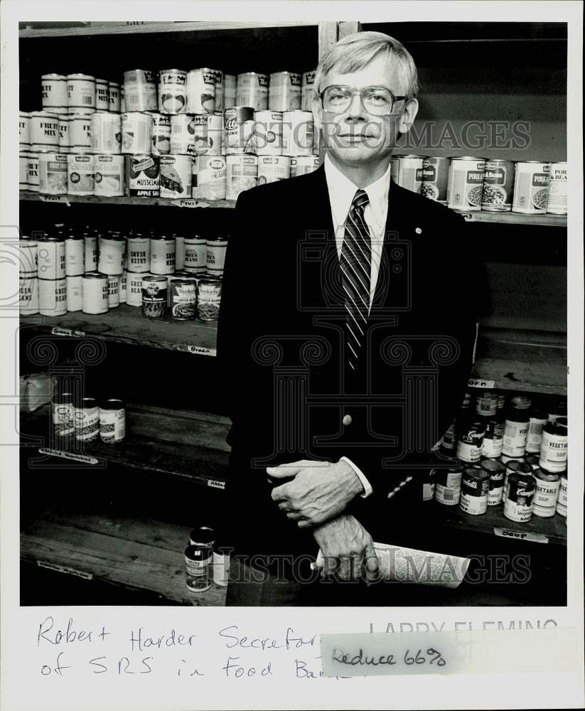 1983 Press Photo Robert Harder, Secretary of SRS in Food Bank - lra13491- Historic Images