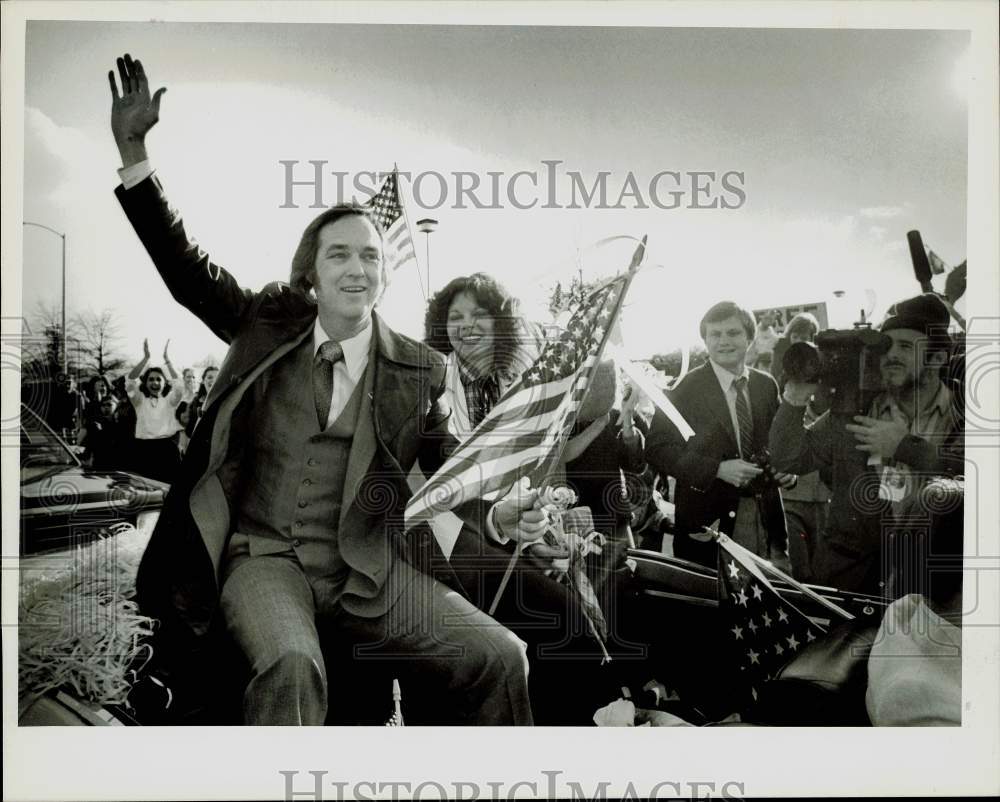 1981 Press Photo William Belk &amp; wife Angela wave to parade crowd in Columbia- Historic Images