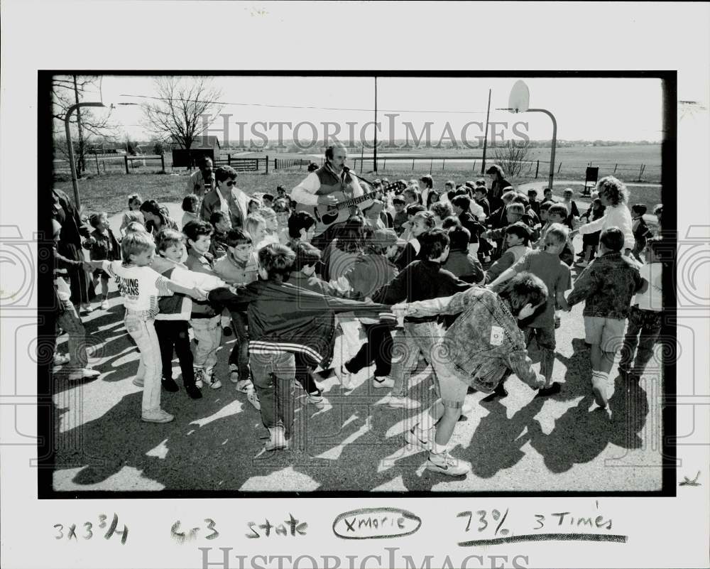 1990 Press Photo Stan Slaughter plays music for Morse Elementary School students- Historic Images