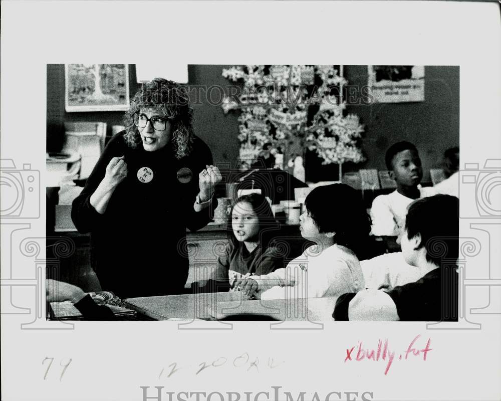 1993 Press Photo Counselor Ellen Bressel talks to McCoy School fifth-graders- Historic Images