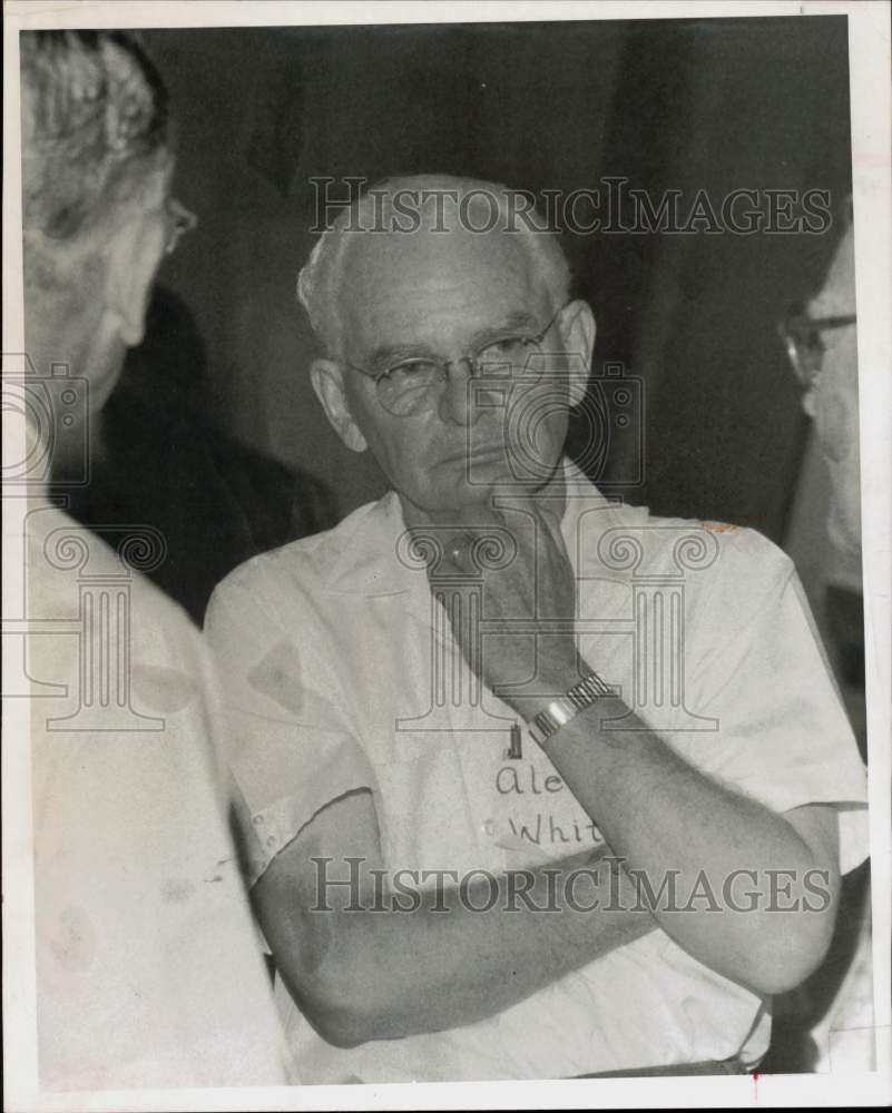 1967 Press Photo Alec White talking with others as new head of McMullen clan- Historic Images