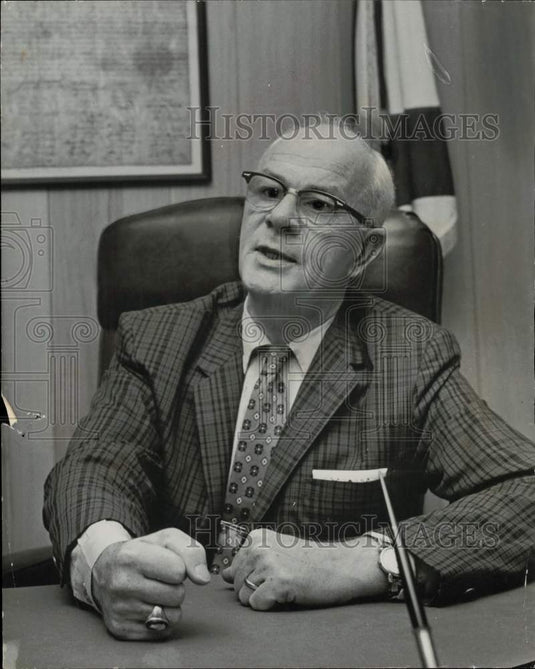 1962 Press Photo Judge Dorr Davis in his office - lra14674- Historic Images