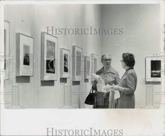 1977 Press Photo Ladies viewing Ansel Adams photos at the Museum of Fine Arts- Historic Images