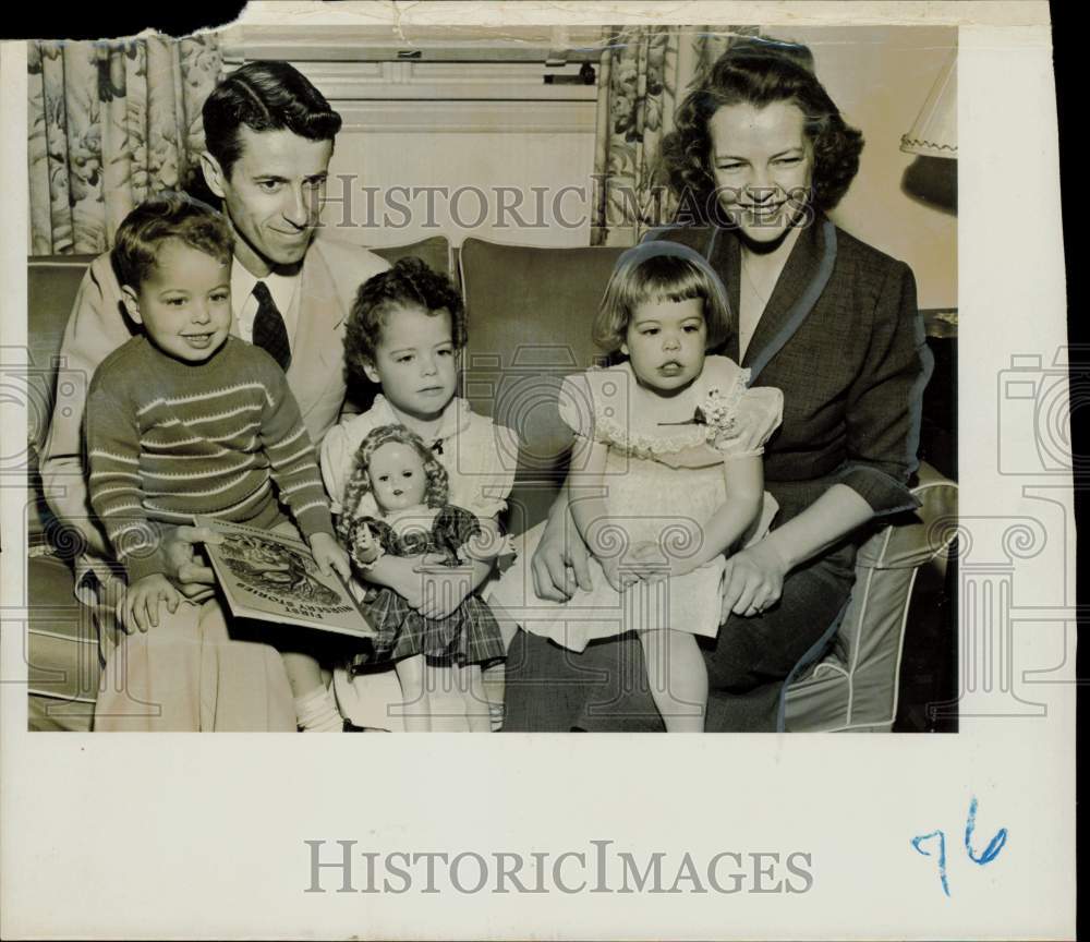 Press Photo Edward Radford poses with his wife and children - lra16329- Historic Images