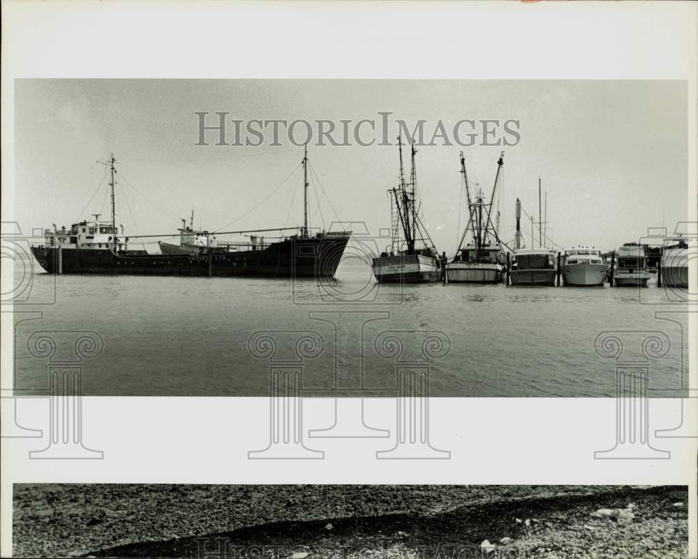 1981 Press Photo Freighter across from Rusty Pelican at marina in Florida- Historic Images