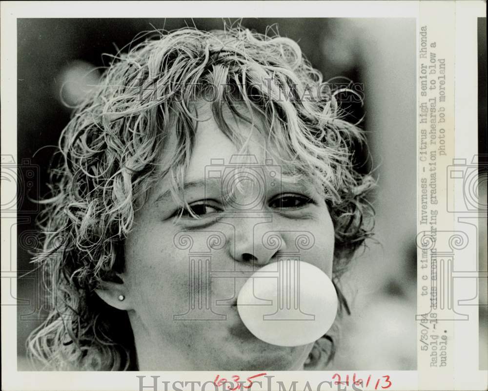 1984 Press Photo Rhonda Rabold kids around during Citrus graduation practice- Historic Images