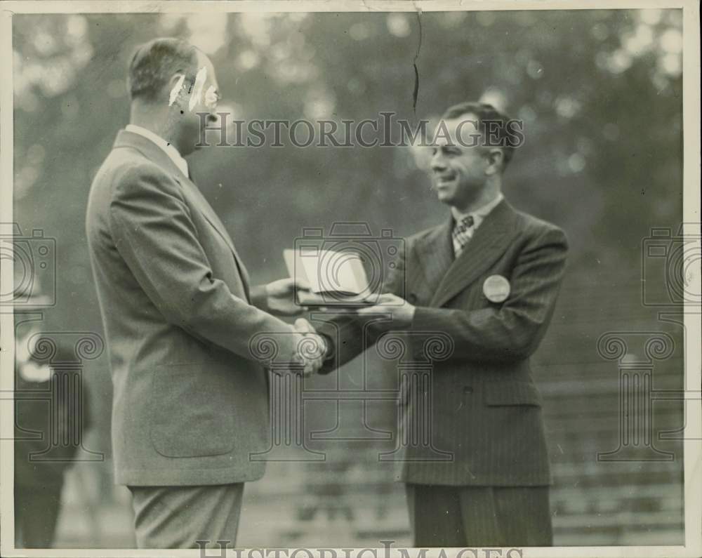 1936 Press Photo Charles Leicht, of Northwest Oldsmobile Sales, receives award.- Historic Images