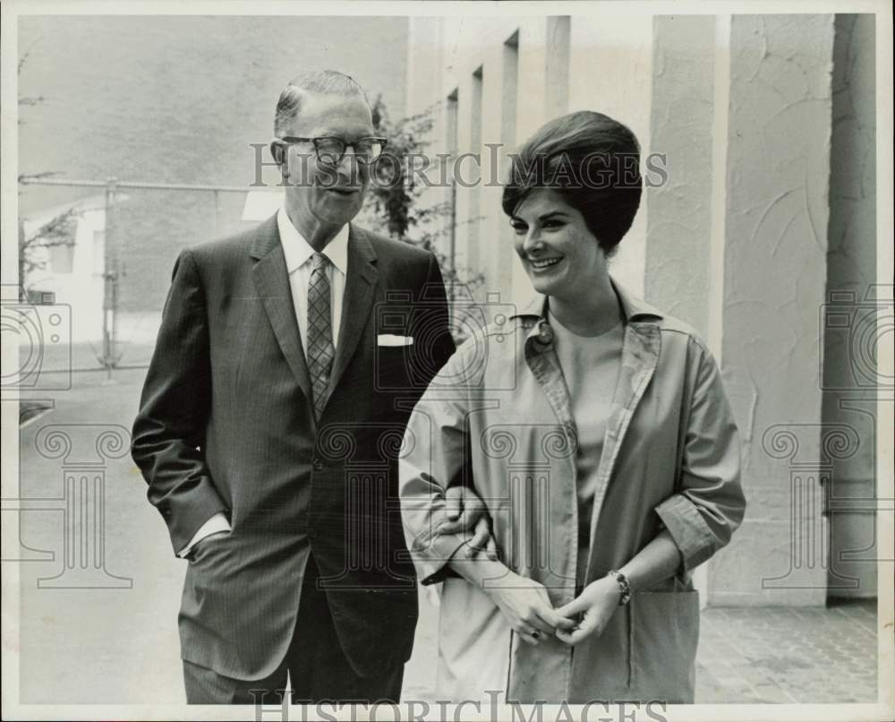 1962 Press Photo Senator Estes Kefauver walks with his daughter. - lra16785- Historic Images