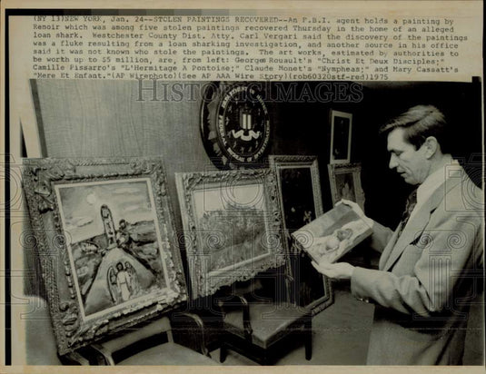 1975 Press Photo Federal agent inspects recovered art paintings in New York- Historic Images