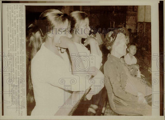 1975 Press Photo 2 women kneel at for mass at Hanoi cathedral in Vietnam- Historic Images