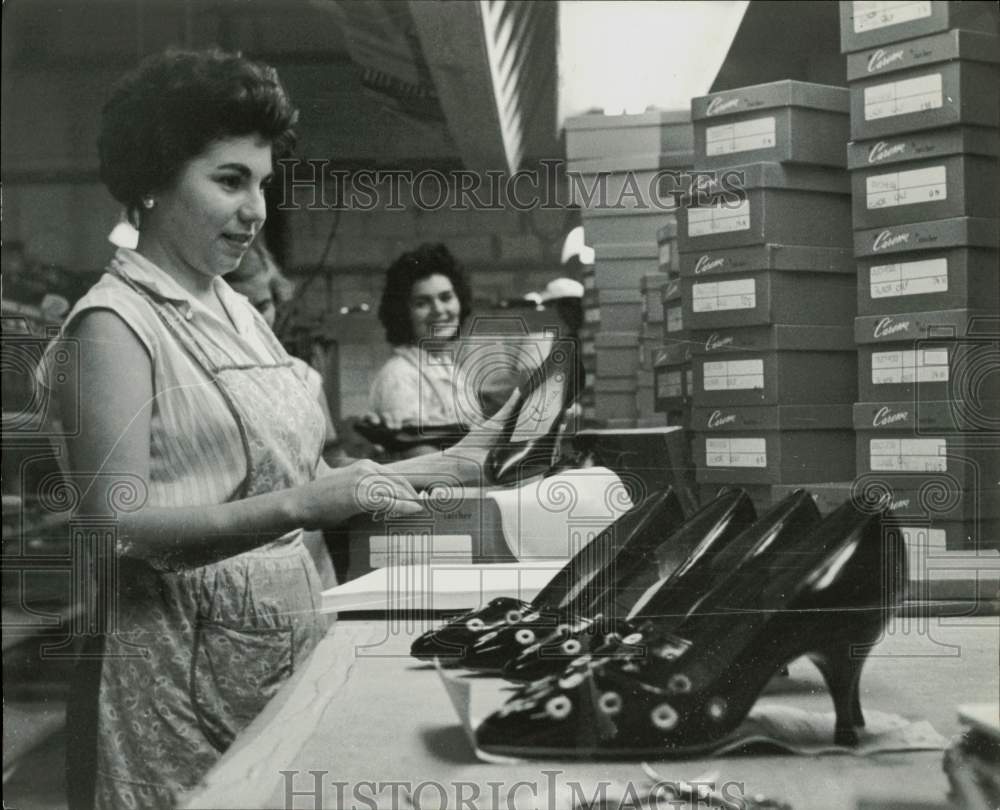 1961 Press Photo Caressa Shoe Factory workers pack shoes in a box - lra17384- Historic Images