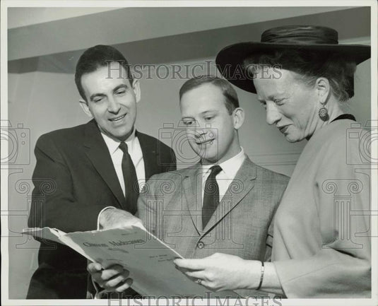 1965 Press Photo Alice Erckenbrack confers with Gerard Souzay & Dalton Baldwin- Historic Images