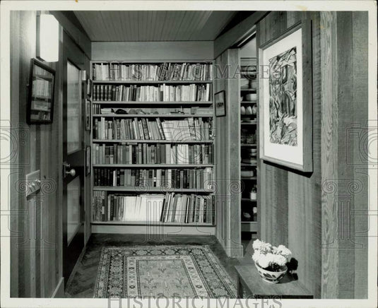 1976 Press Photo View of a book shelf in the hallway - lra17539- Historic Images