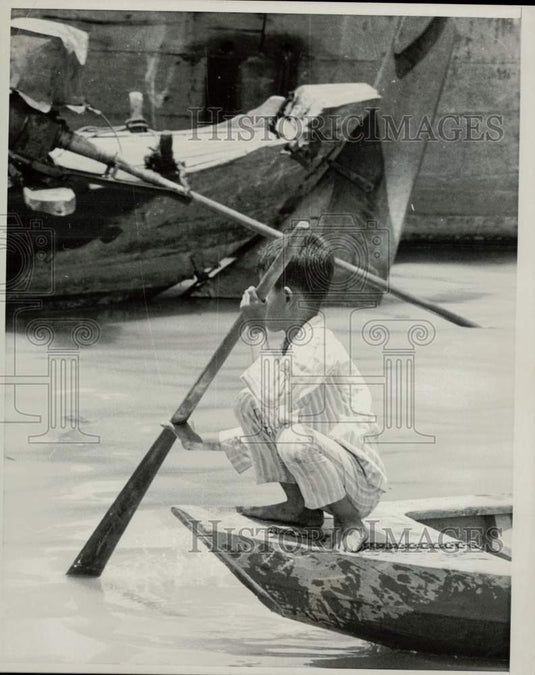 1970 Press Photo Young boy helps move sampan through Mekong Delta waterways- Historic Images