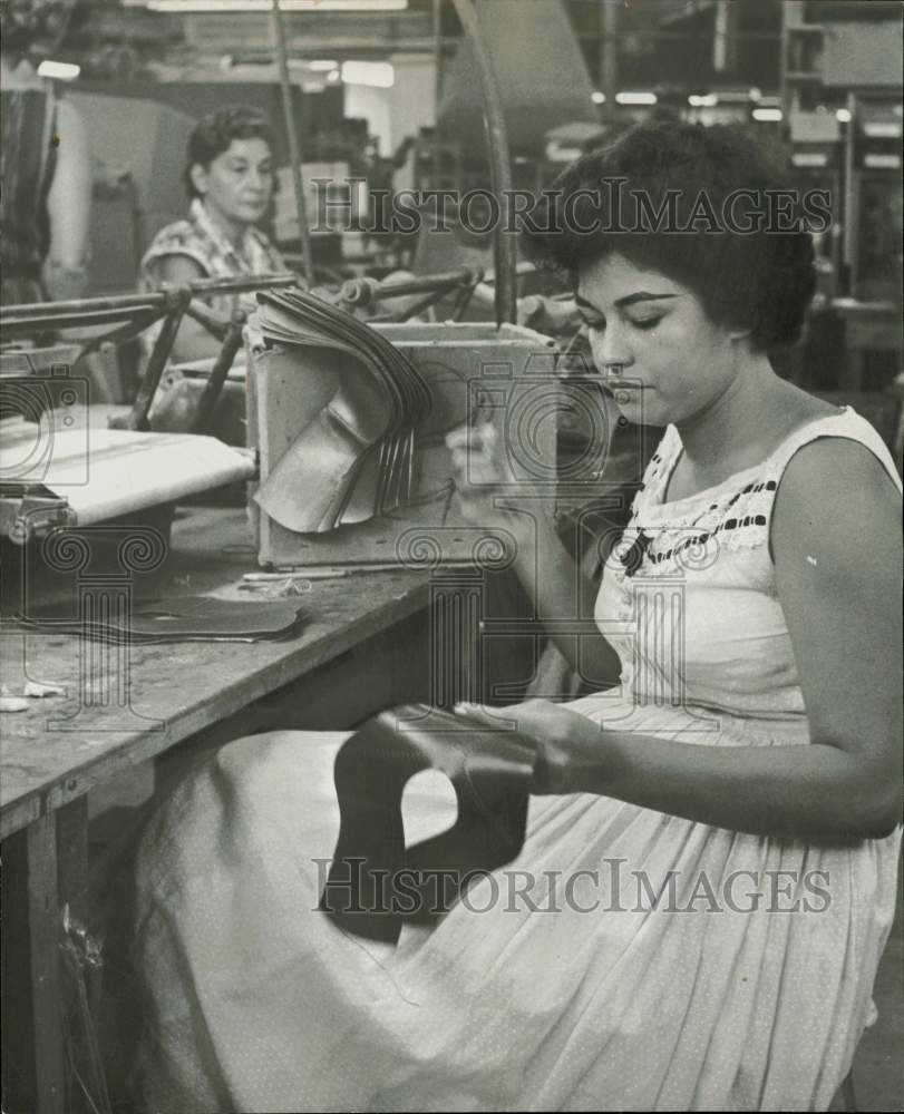 1961 Press Photo Worker hand lacing a part of shoe in the stitching room- Historic Images