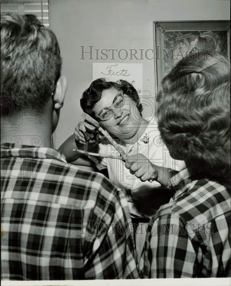 1961 Press Photo Ernestine Martin, Roger Church and Jackie Boyton with slingshot- Historic Images