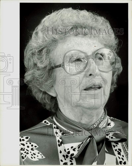 1986 Press Photo Volunteer from foundation who visits elderly in their home- Historic Images