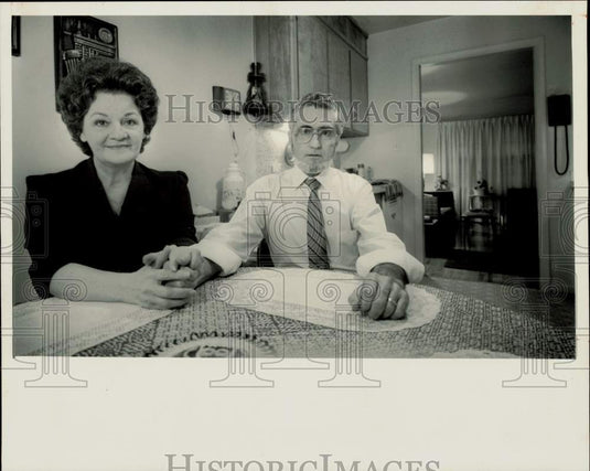 1966 Press Photo Fran & Jim Blacksmith in their rented Clearmont apartment- Historic Images